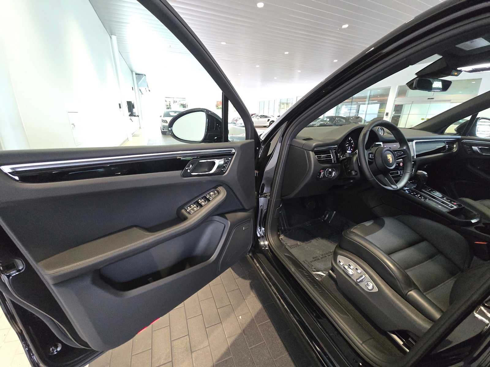 2025 Porsche Macan Base