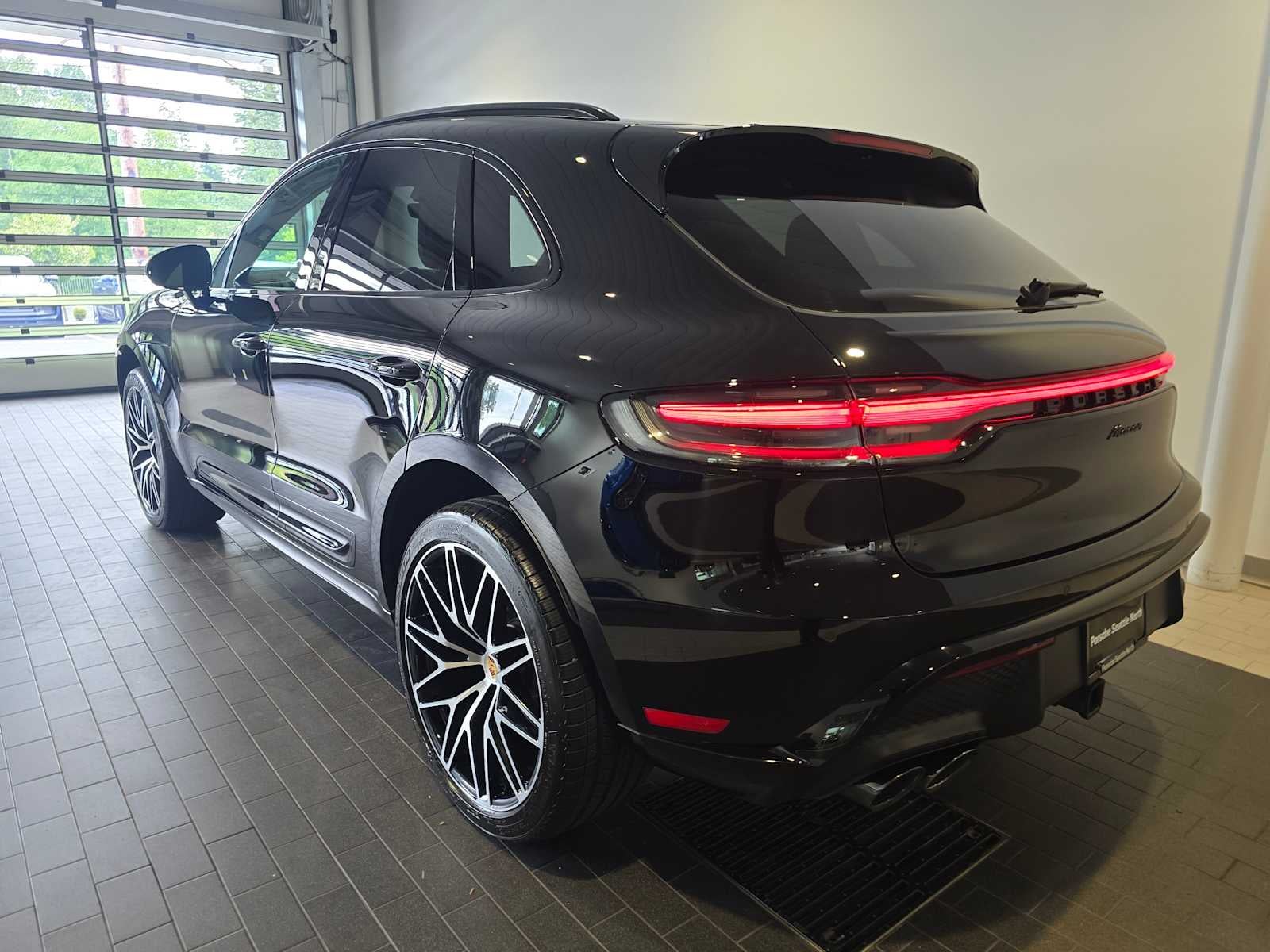 2025 Porsche Macan Base
