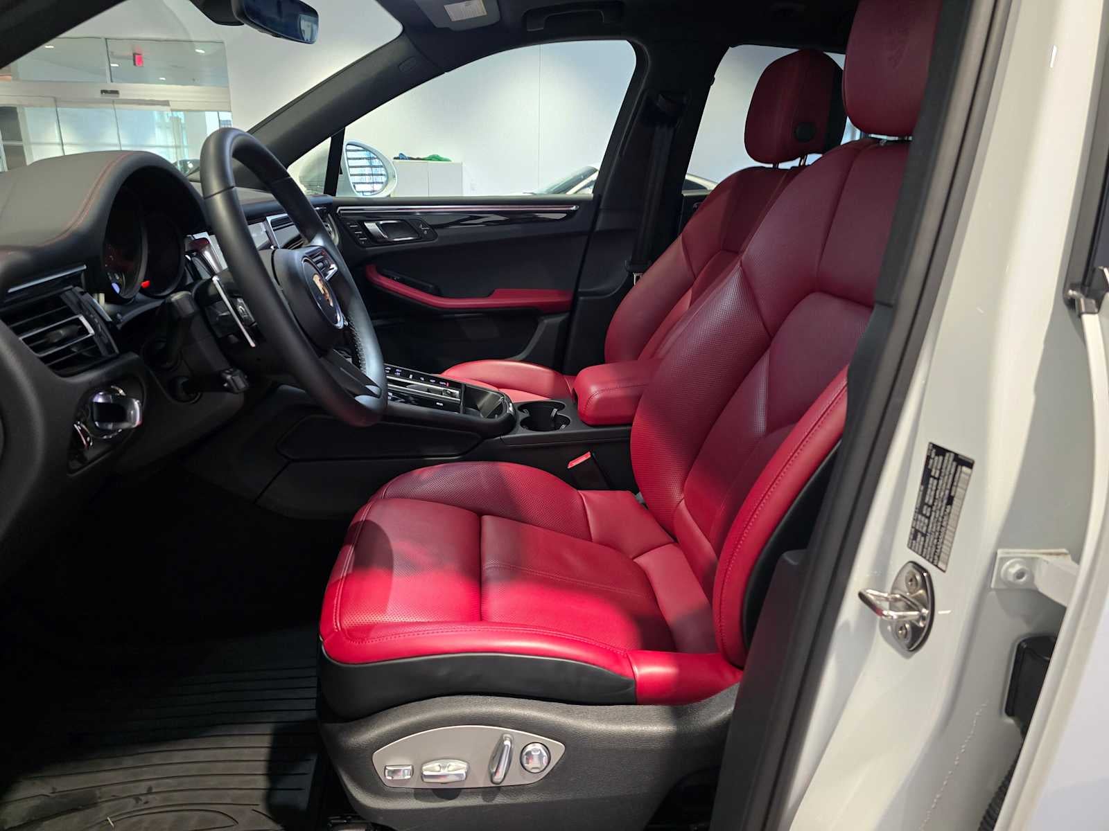 2025 Porsche Macan Base