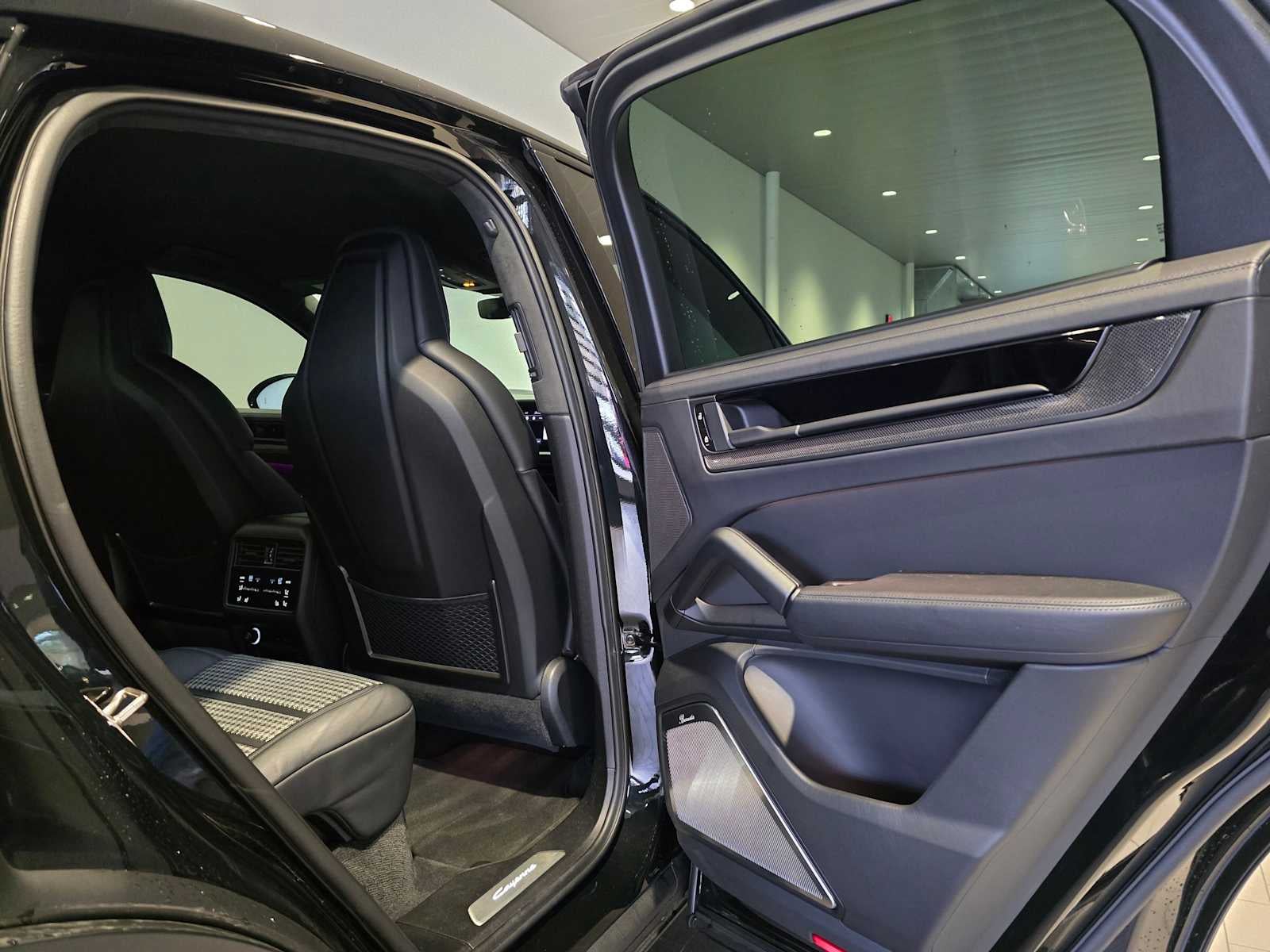 2025 Porsche Cayenne GTS